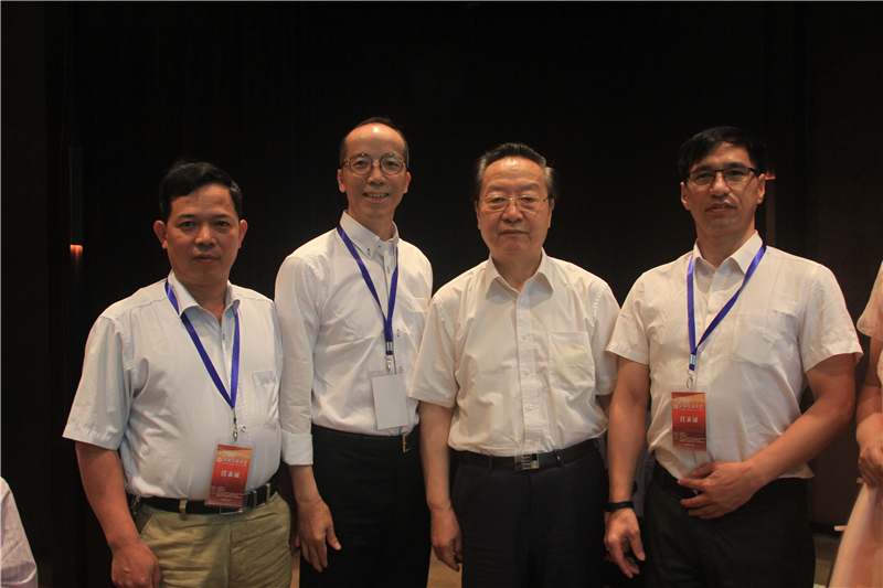 2016年6月，雷建強和其他企業(yè)代表與全國政協(xié)常委、全國政協(xié)經(jīng)濟委員會副主任、工信部首任部長李毅中（右二）合影