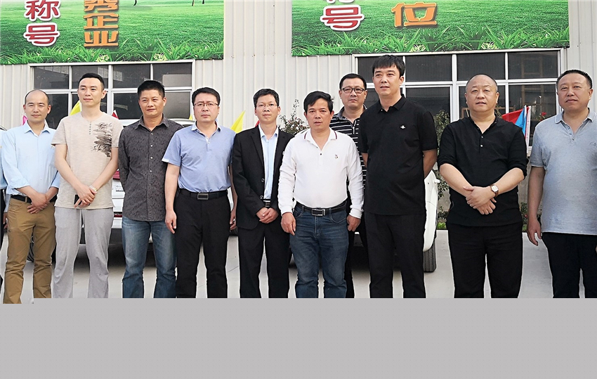 2018年4月，吉林省遼源市龍山區(qū)副區(qū)長鐘亞輝（右三）一行蒞臨我司參觀考察