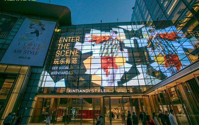 跳出透明屏“內(nèi)耗”現(xiàn)狀，華邦瀛LED透明屏打造顯示新體驗(yàn)